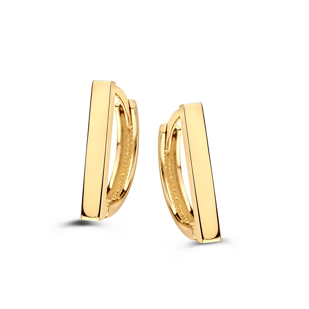 Aros de oro amarillo con diseño juguetón y acabado pulido.