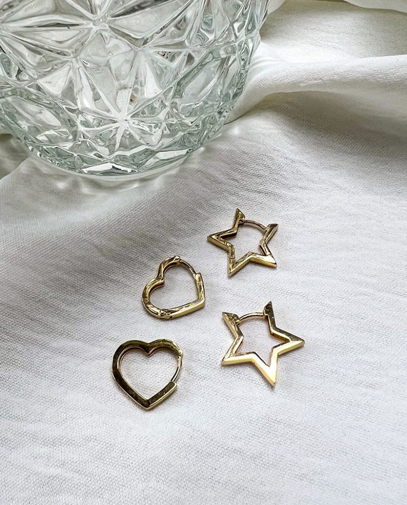 Pendientes en forma de corazón de oro amarillo – Un símbolo de amor y elegancia