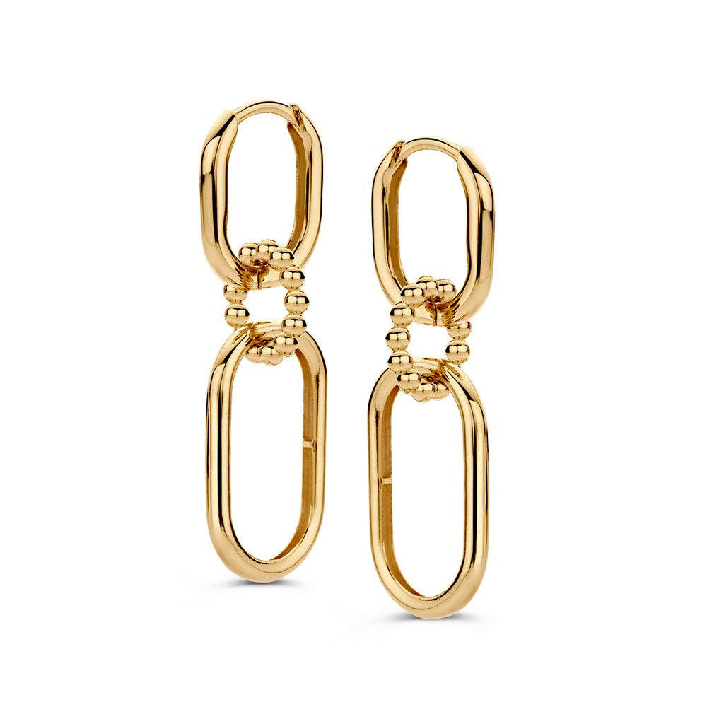 Pendientes de aro dorados con elementos de cadena, diseño robusto y elegante.
