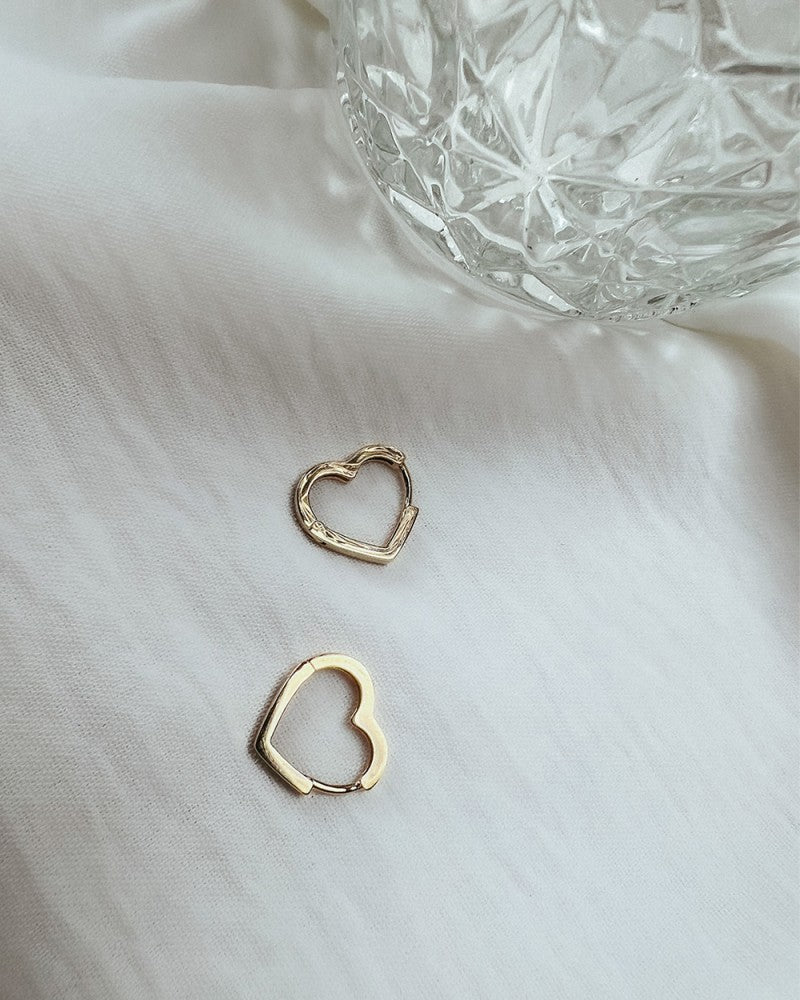 Pendientes en forma de corazón de oro amarillo – Un símbolo de amor y elegancia