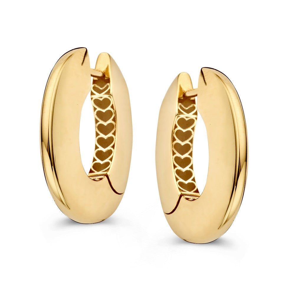 Pendientes de aro amarillos en diseño ovalado, con un acabado pulido y detalles en forma de corazones.