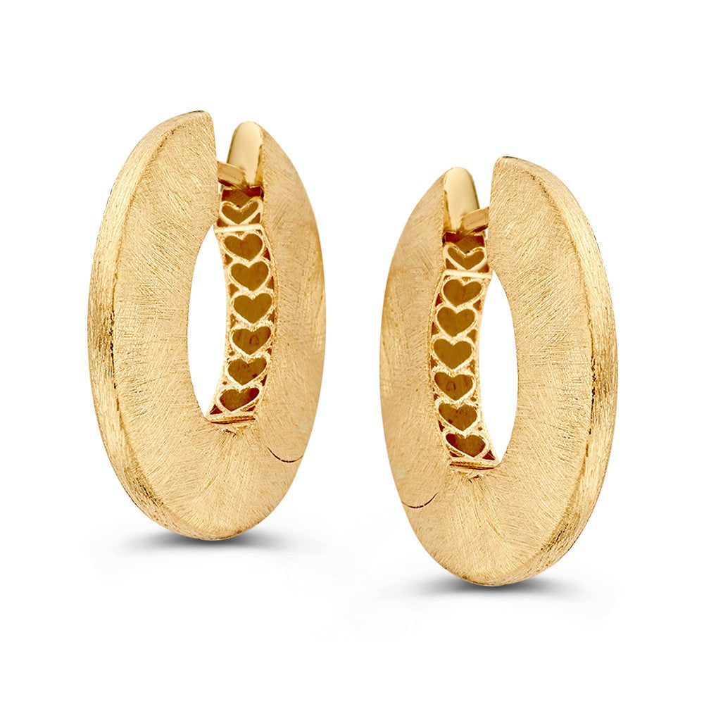 Pendientes de aro de oro amarillo con acabado mate y diseño llamativo.