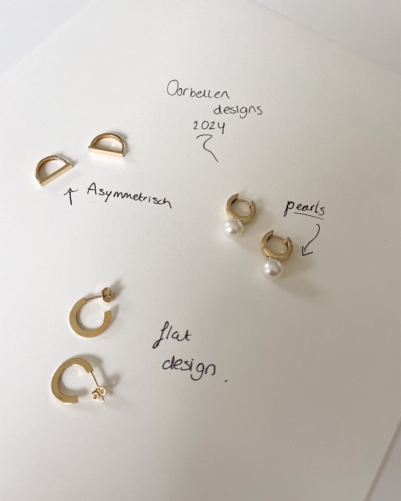 Aros de oro amarillo con diseño juguetón - elegancia atemporal