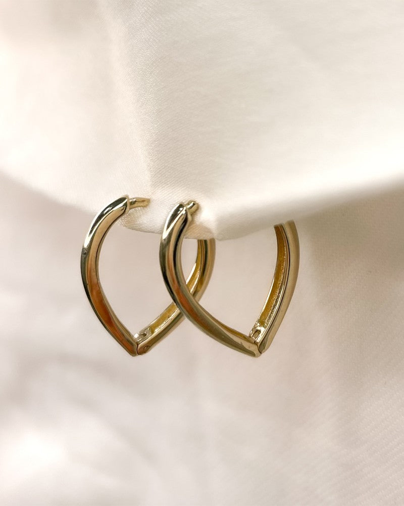 Aros de oro amarillo con forma cónica – Pendientes juguetones de mujer