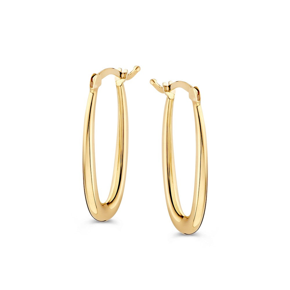 Pendientes de aro en diseño juguetón, elaborados en oro amarillo de 14 quilates.