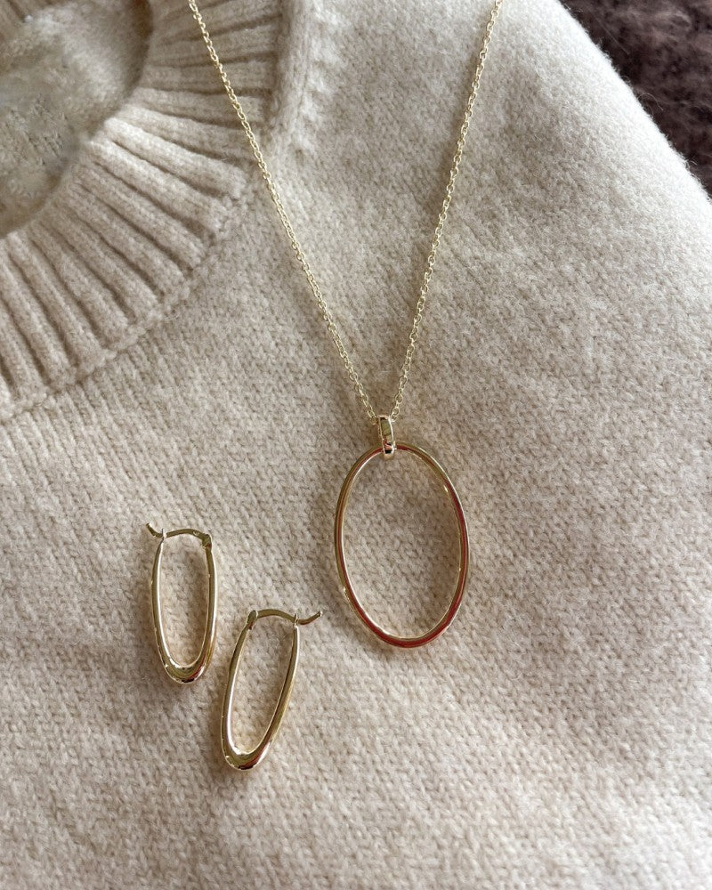 Aros de oro amarillo en diseño juguetón – 14 quilates de oro