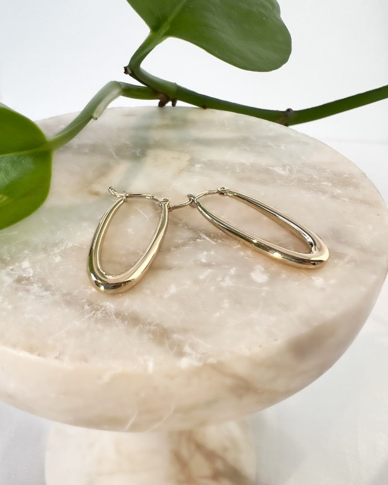 Aros de oro amarillo en diseño juguetón – 14 quilates de oro