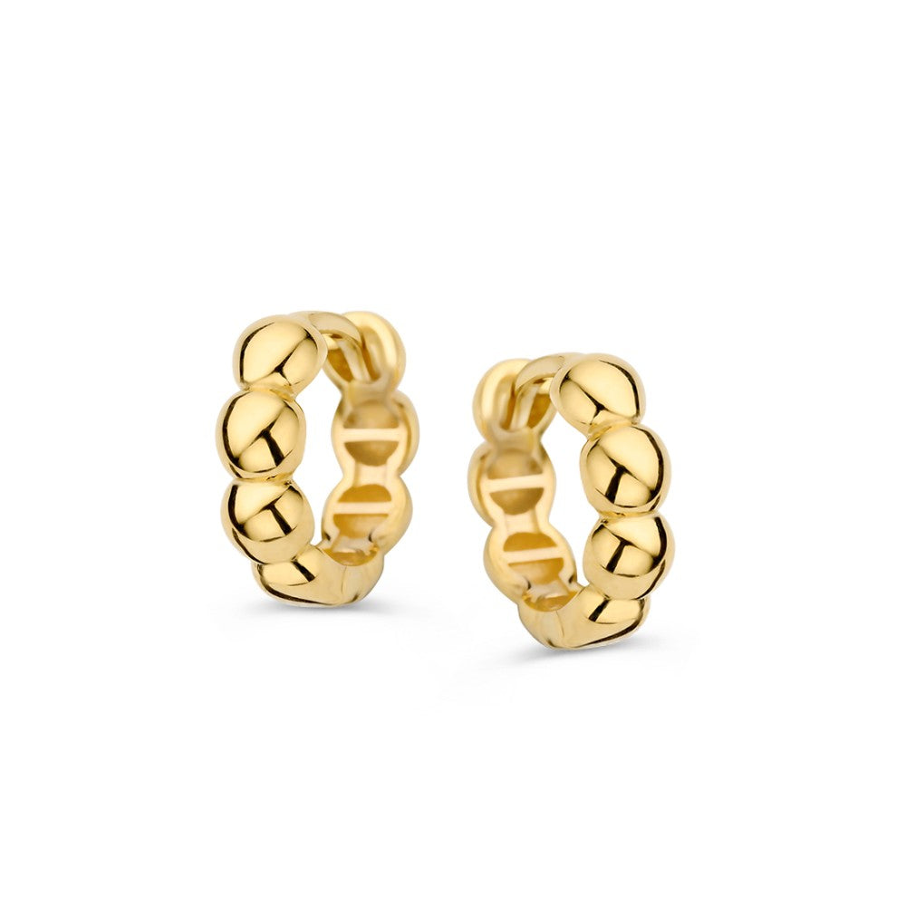 Aros de oro amarillo con diseño de eslabones redondeados.