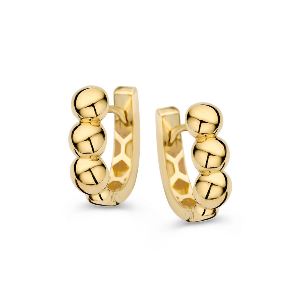 Aros de oro amarillo con bolas decorativas en el diseño.