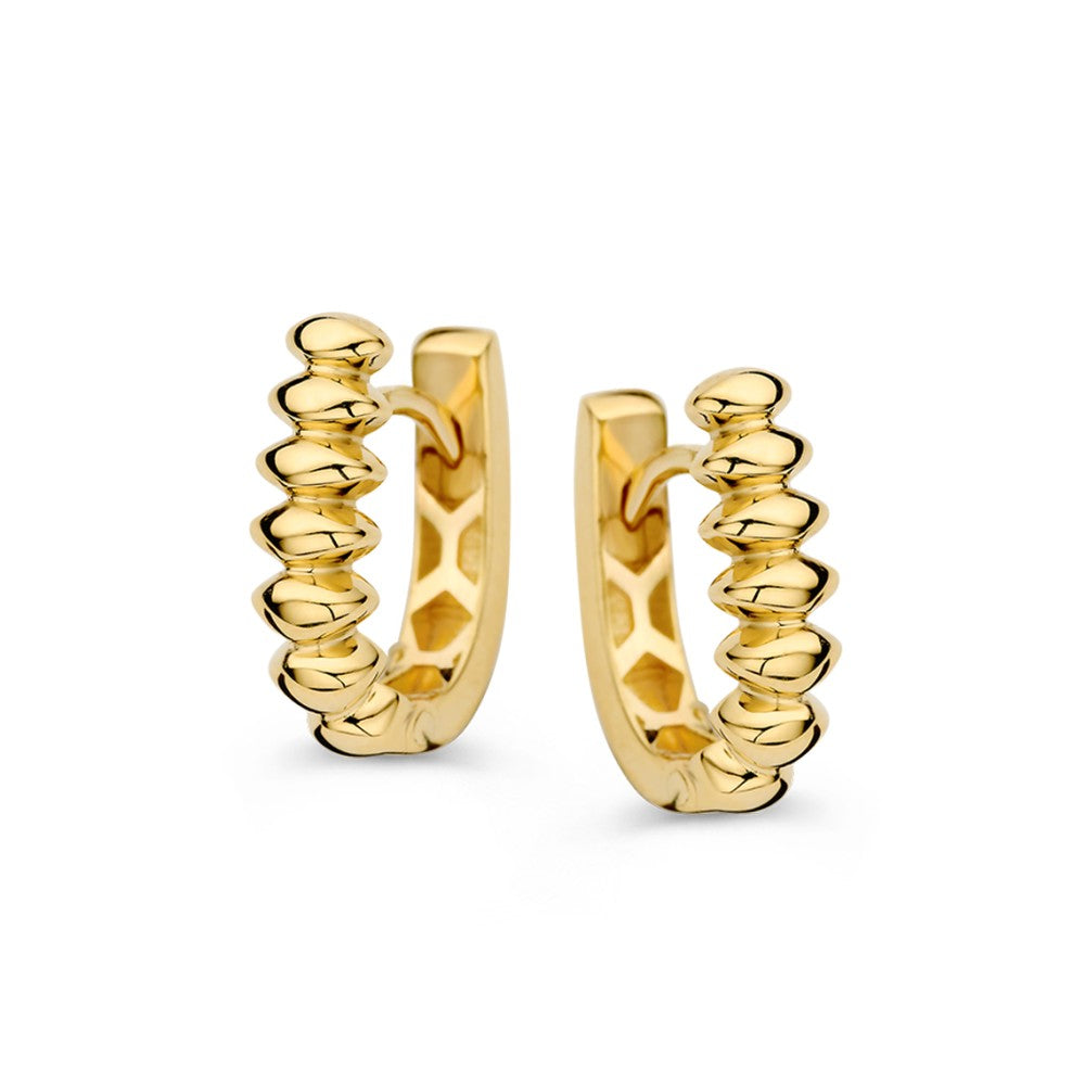 Aros de oro amarillo con un diseño ondulado y acabado brillante.