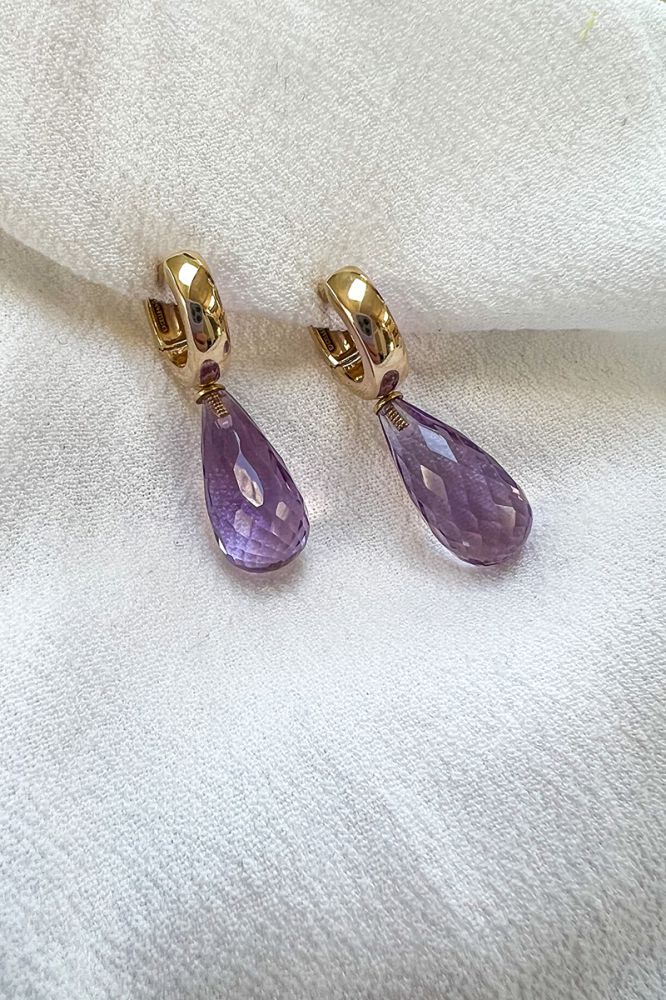 Aros de oro amarillo con amatista morada en forma de gota – Elegancia en movimiento