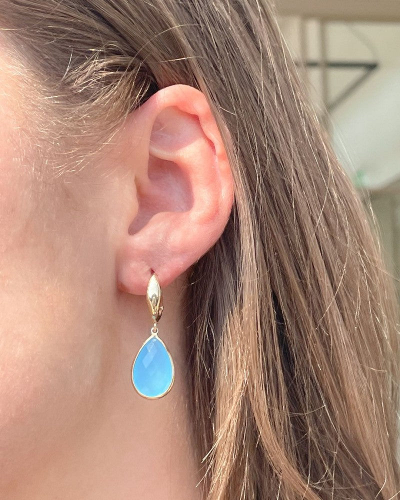 Aros de oro amarillo con calcedonia azul – Elegancia en color
