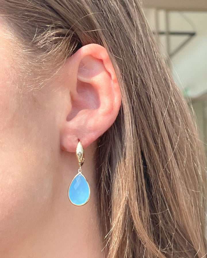 Geelgouden Oorringen met Blauw Chalcedoon – Elegantie in Kleur