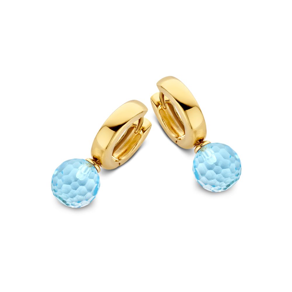 Aros de oro amarillo con colgantes de topacio azul claro y acabado pulido.