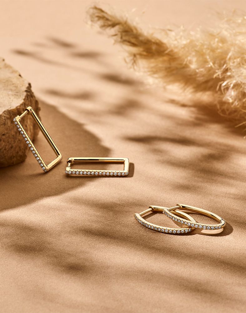 Aros de oro amarillo con diamante en diseño rectángulo y elegante