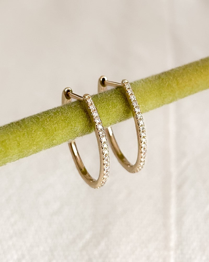 Hermosos Aros de Oro Amarillo Ovalados con Finos Diamantes – Elegancia Sutil 0,18 crt.