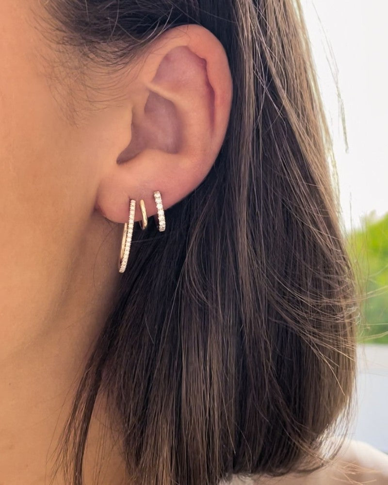 Hermosos Aros de Oro Amarillo Ovalados con Finos Diamantes – Elegancia Sutil 0,18 crt.