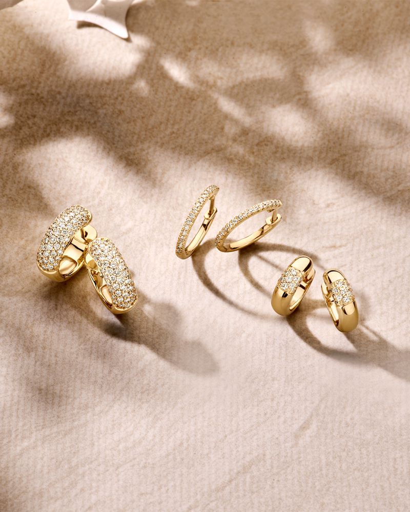 Elegantes Aros de Oro Amarillo con Diamantes en Corte Brillante