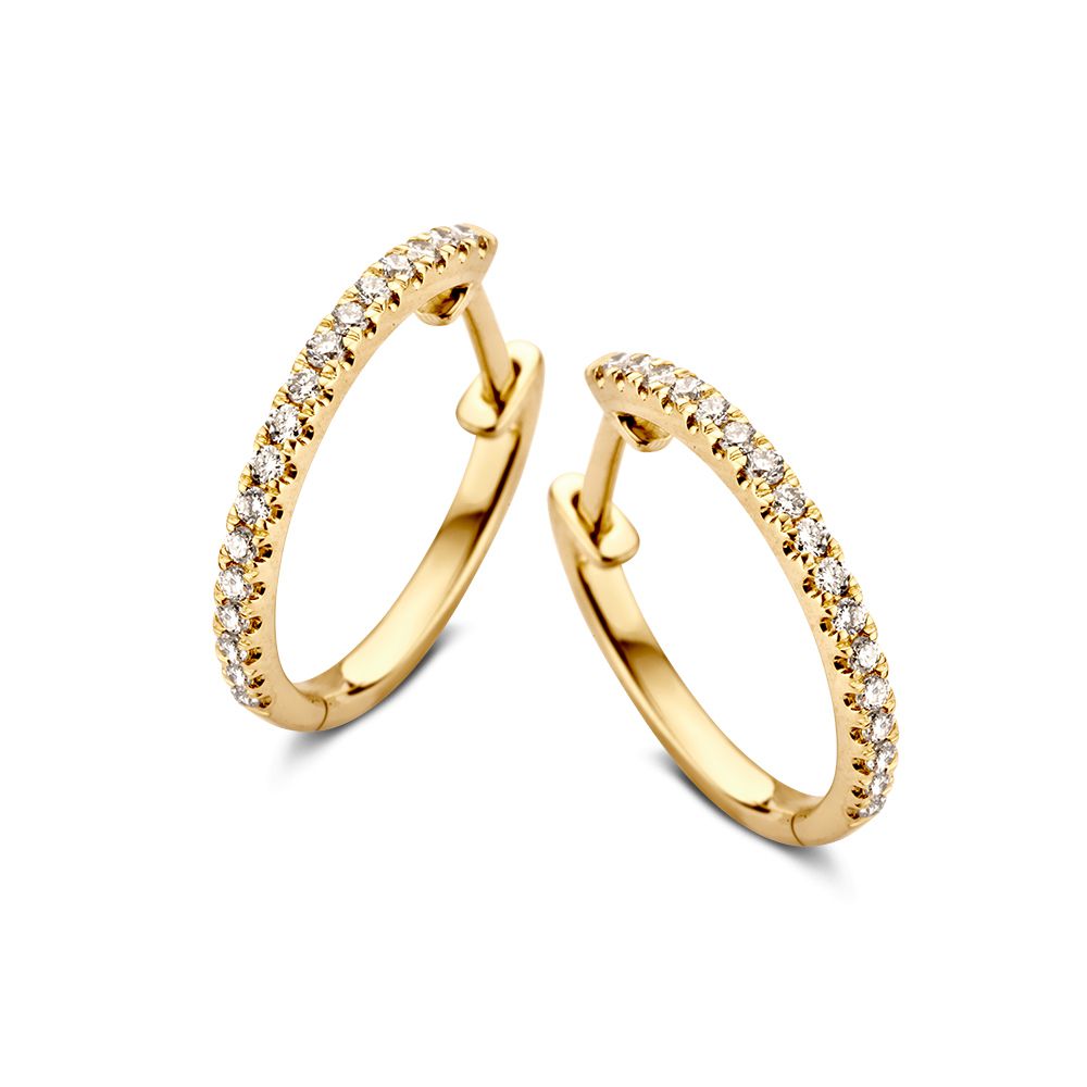 Aros de oro amarillo con diamantes, brillantes y con un diseño elegante.