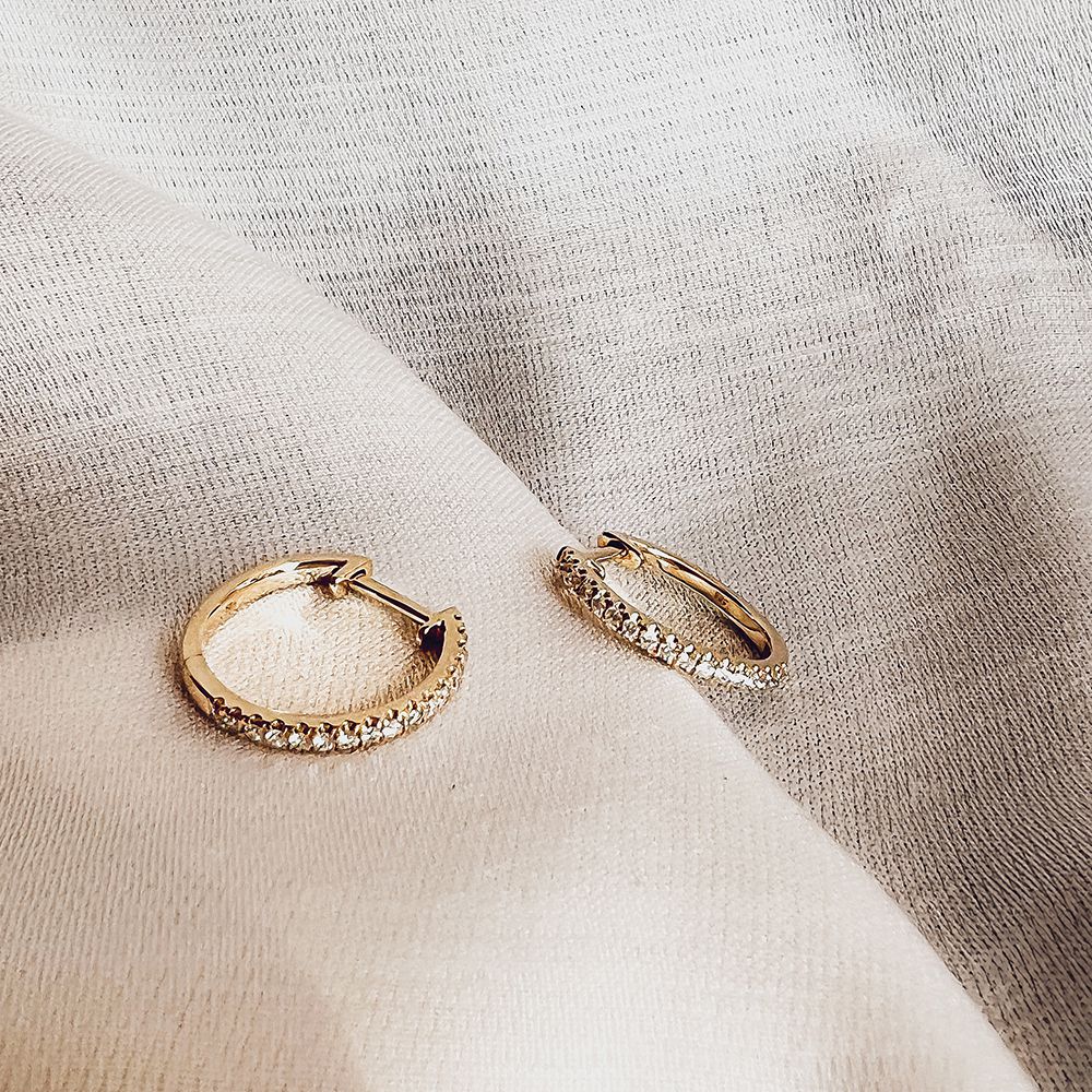 Aros de oro amarillo con diamante: elegancia en cada detalle