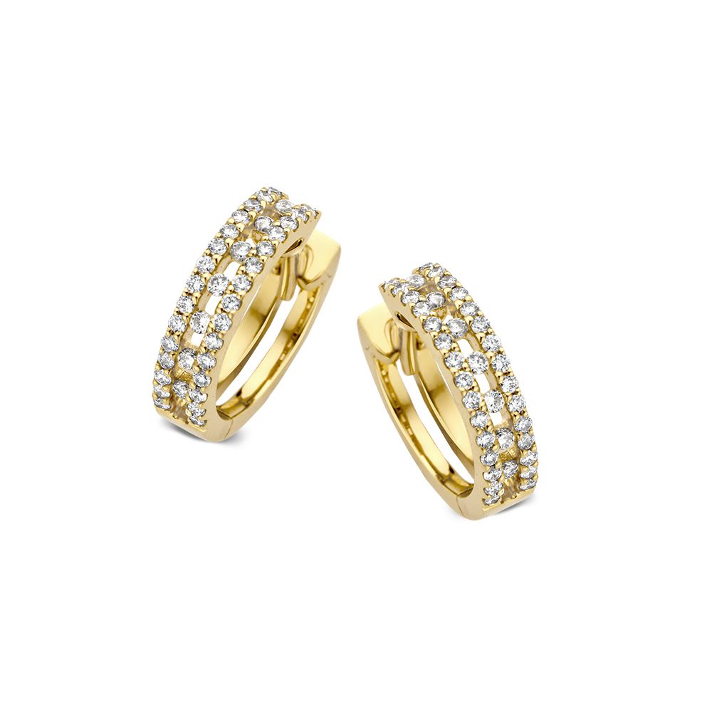 Aros de oro amarillo con diamantes, diseño sutil y lujoso, adornados con piedras brillantes.