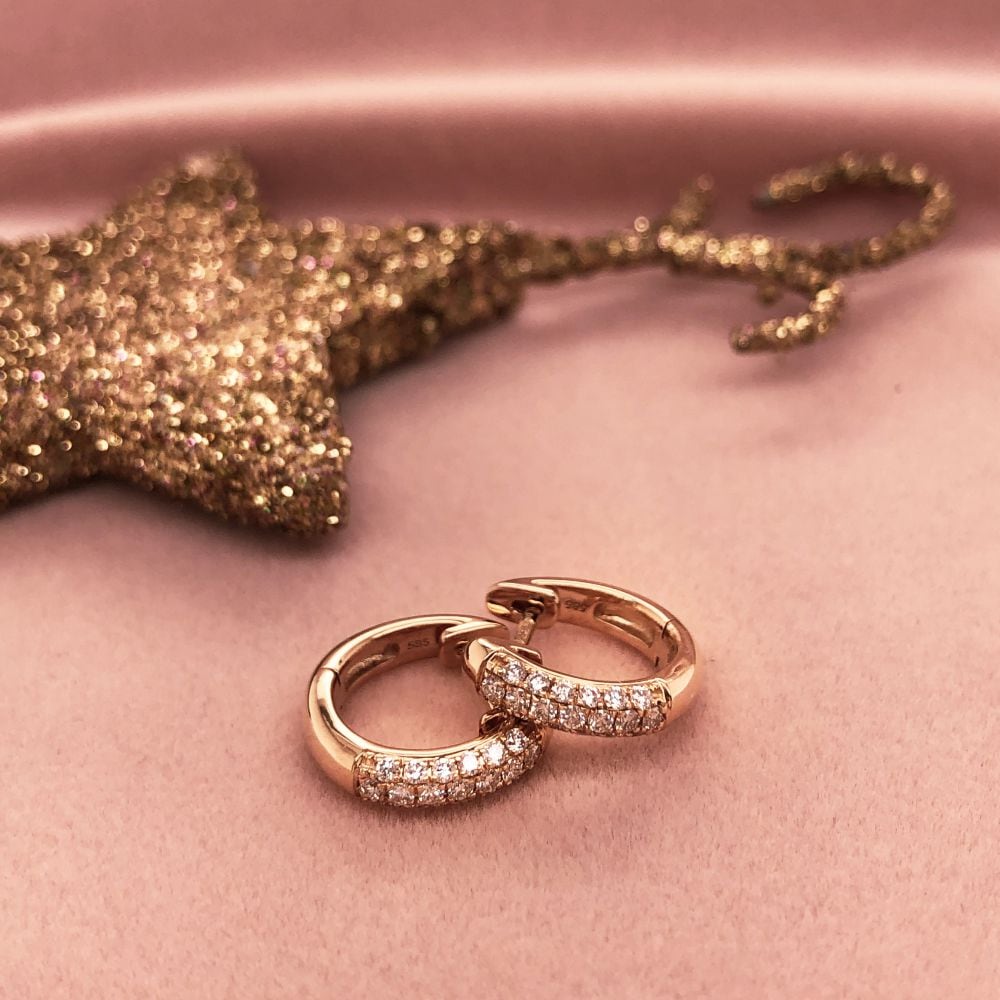 Aros de oro amarillo con diamante: elegancia atemporal y brillo 0,32 crt.