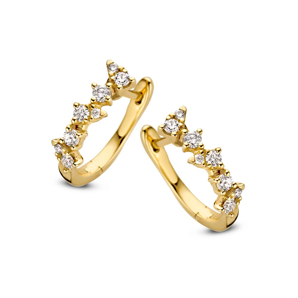Aros de oro amarillo con diamantes, diseño delicado y brillante, adornados con piedras de 0,32 crt.