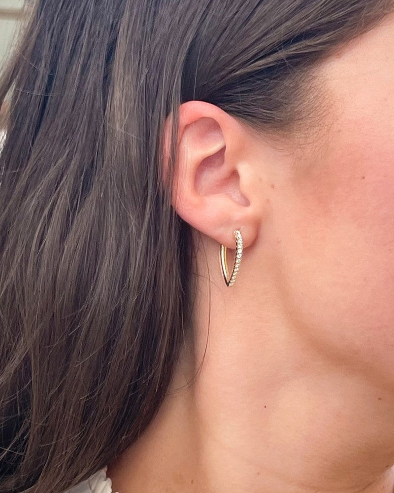 Aros de oro amarillo en modelo asimétrico con diamante: una elegante declaración 0,36 crt.