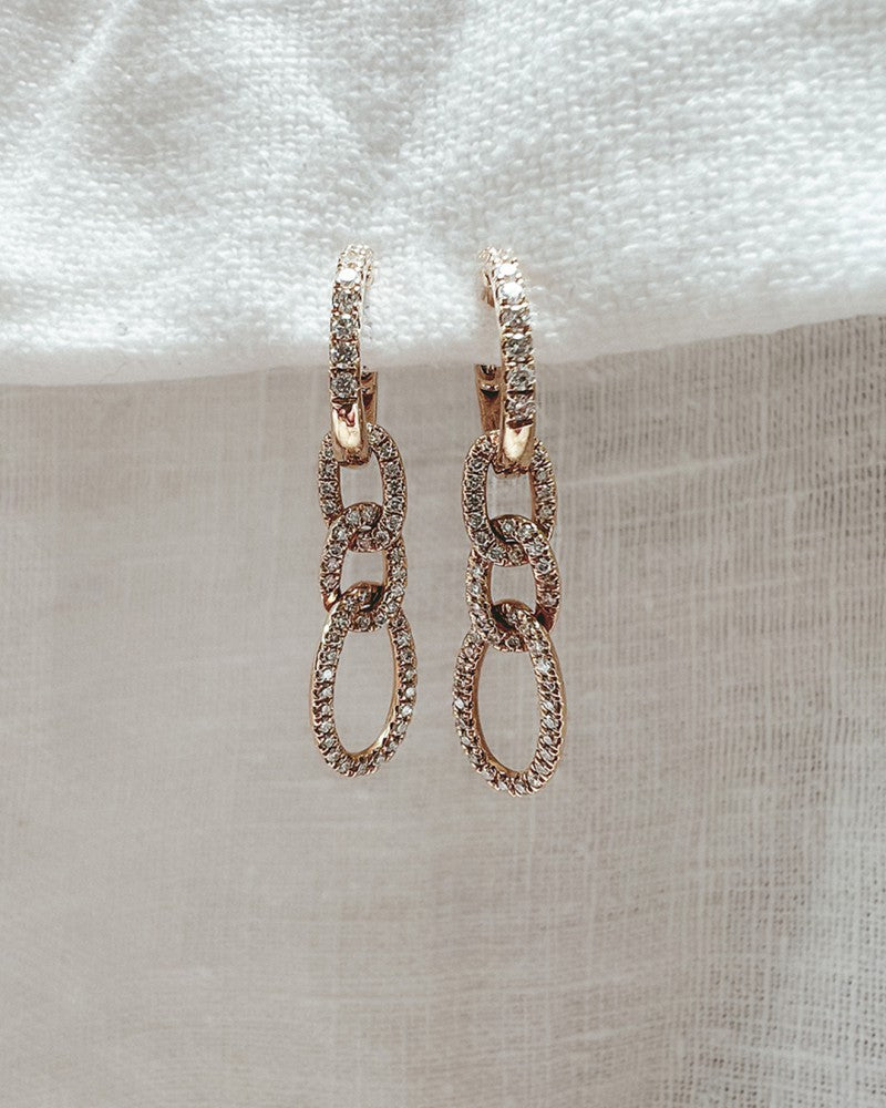 Aros de oro amarillo llamativos con colgantes entrelazados y diamantes brillantes de 0,50 crt.