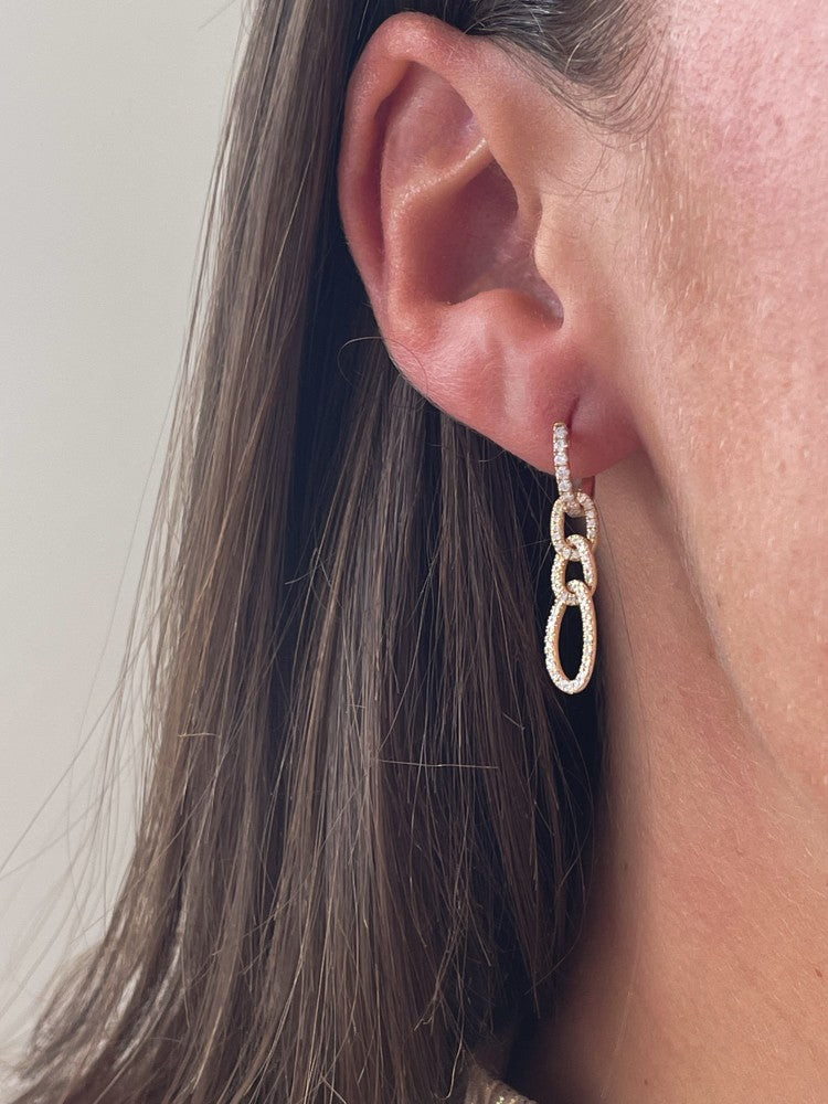 Aros de oro amarillo llamativos con colgantes entrelazados y diamantes brillantes de 0,50 crt.