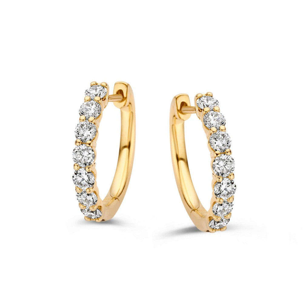 Aros de oro amarillo con diamantes en engaste chatón de 1.00 crt.