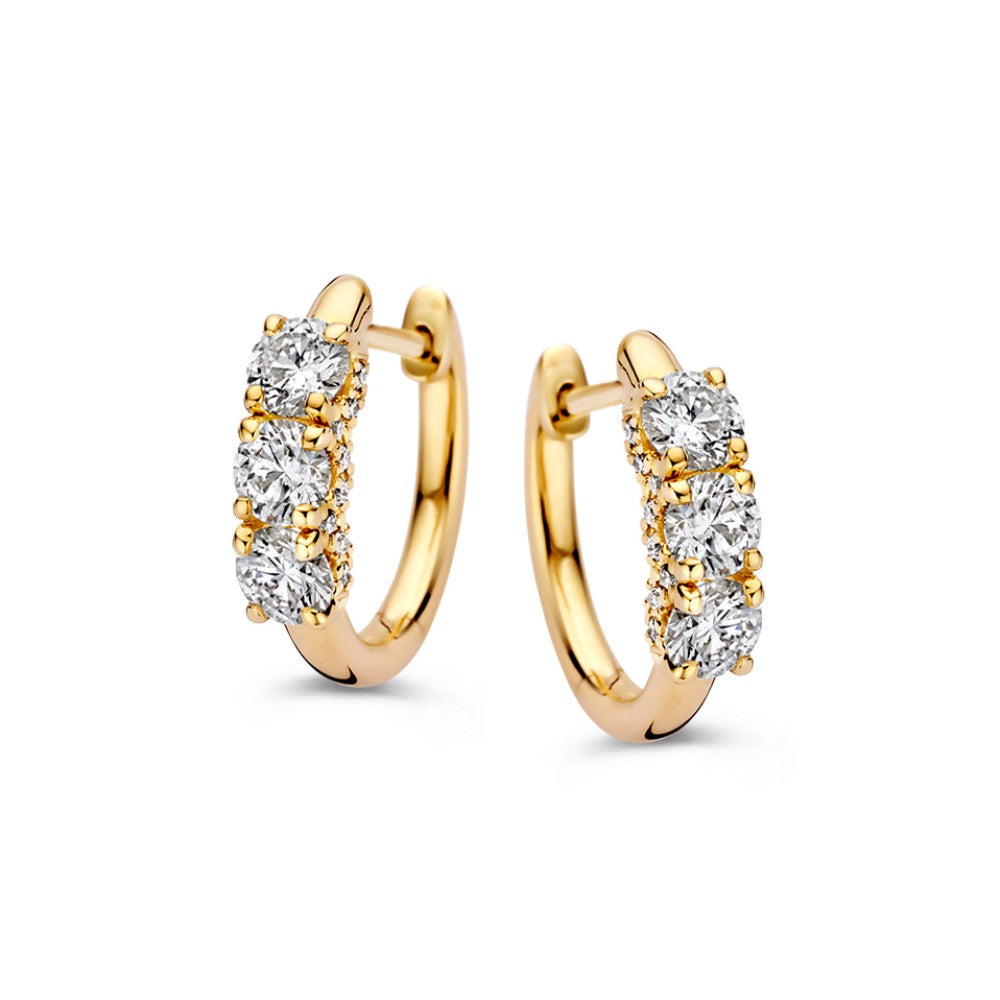 Aros de oro amarillo con diamantes en engaste chatón de 1,18 crt.