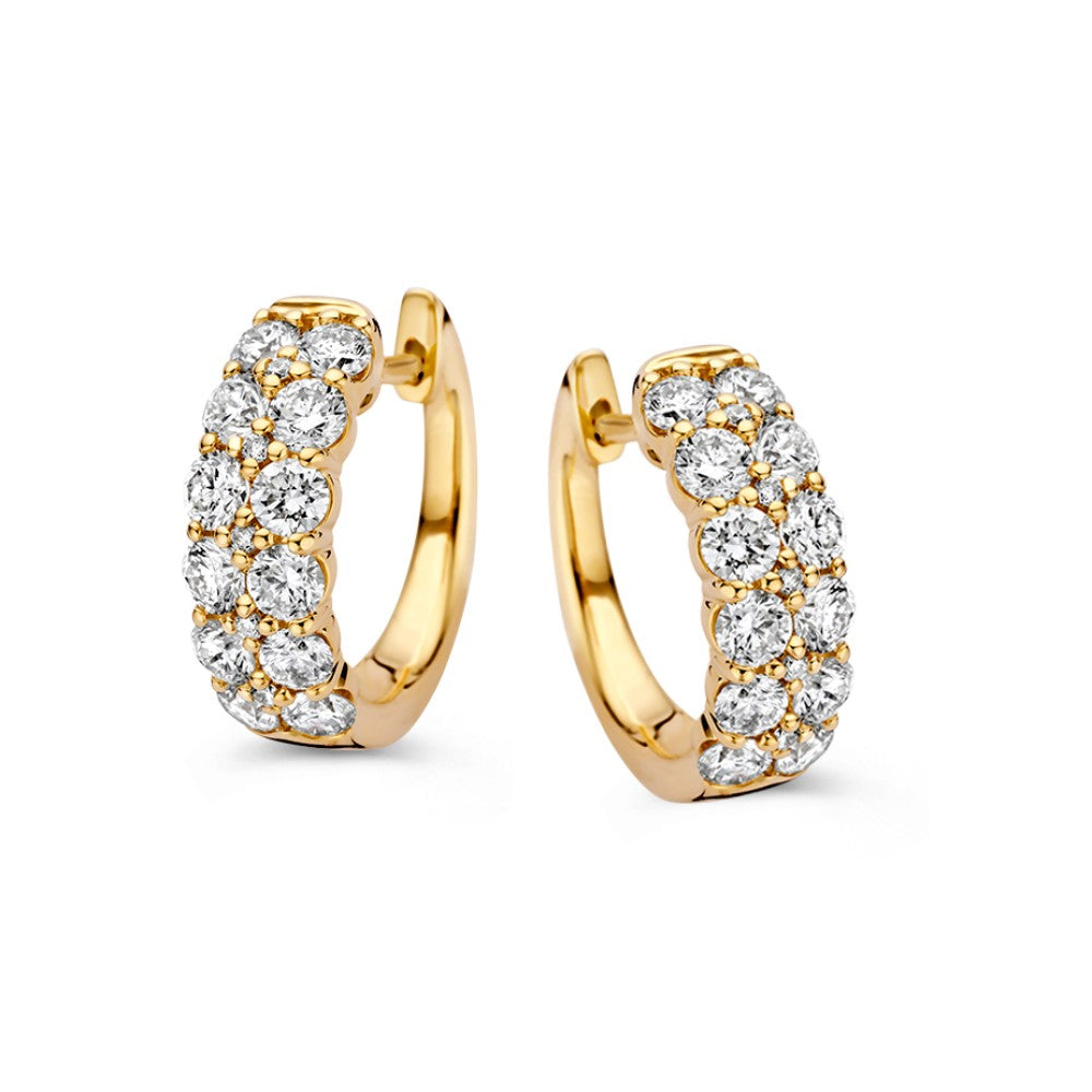 Aros de oro amarillo con diamantes brillantes en engaste pavé de 1,72 ct.