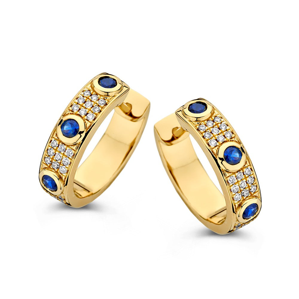 De Geelgouden Collier van Excellent Jewelry is een 14 karaat ketting met blauwe saffier (0.50 crt) en diamanten (0.24 crt), stijlvol verwerkt in het ontwerp.