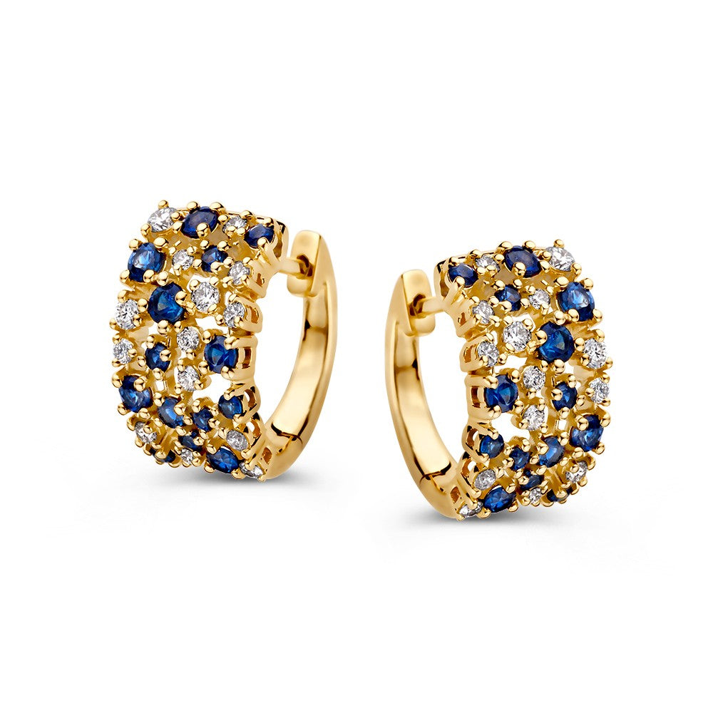 Aros de oro amarillo elegantes con zafiros azules y diamantes brillantes.