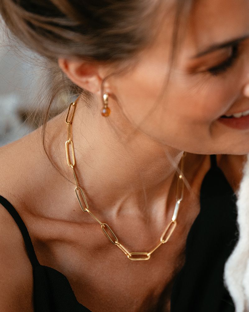 Aros de oro amarillo brillantes con colgantes de citrino