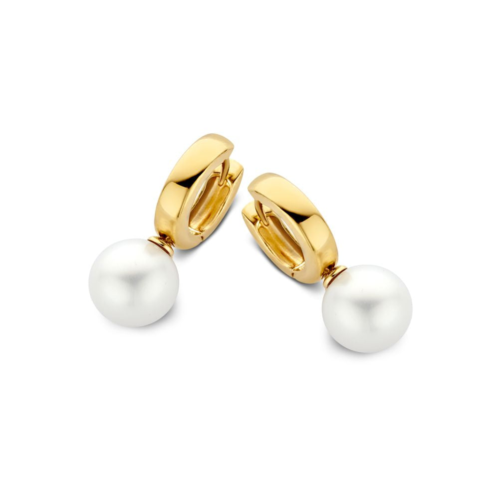 Pendientes de aro dorados elegantes con perlas redondas blancas.