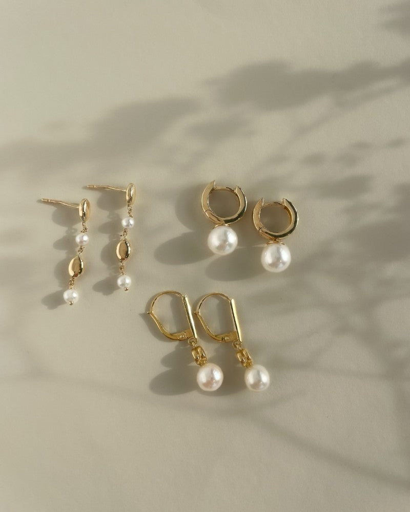 Elegantes Aros de Oro Amarillo con Perlas Redondas