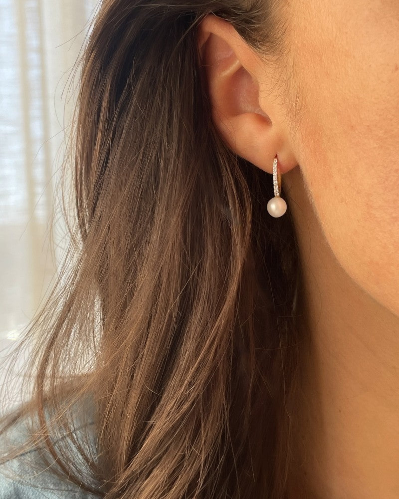 Aros de oro amarillo con perla y circonita - Elegantes charms para de mujer