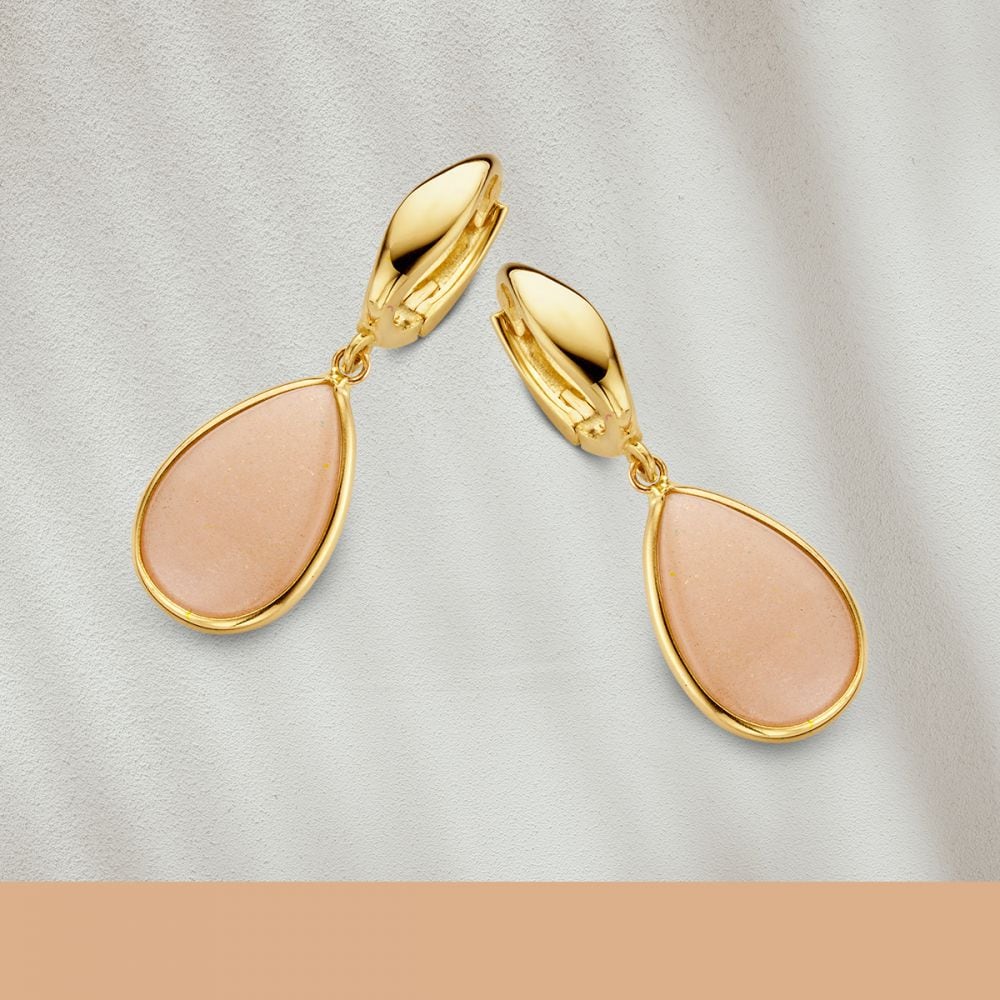 Aros de oro amarillo con colgantes de piedra lunar rosa – Un aspecto sutil y cautivador