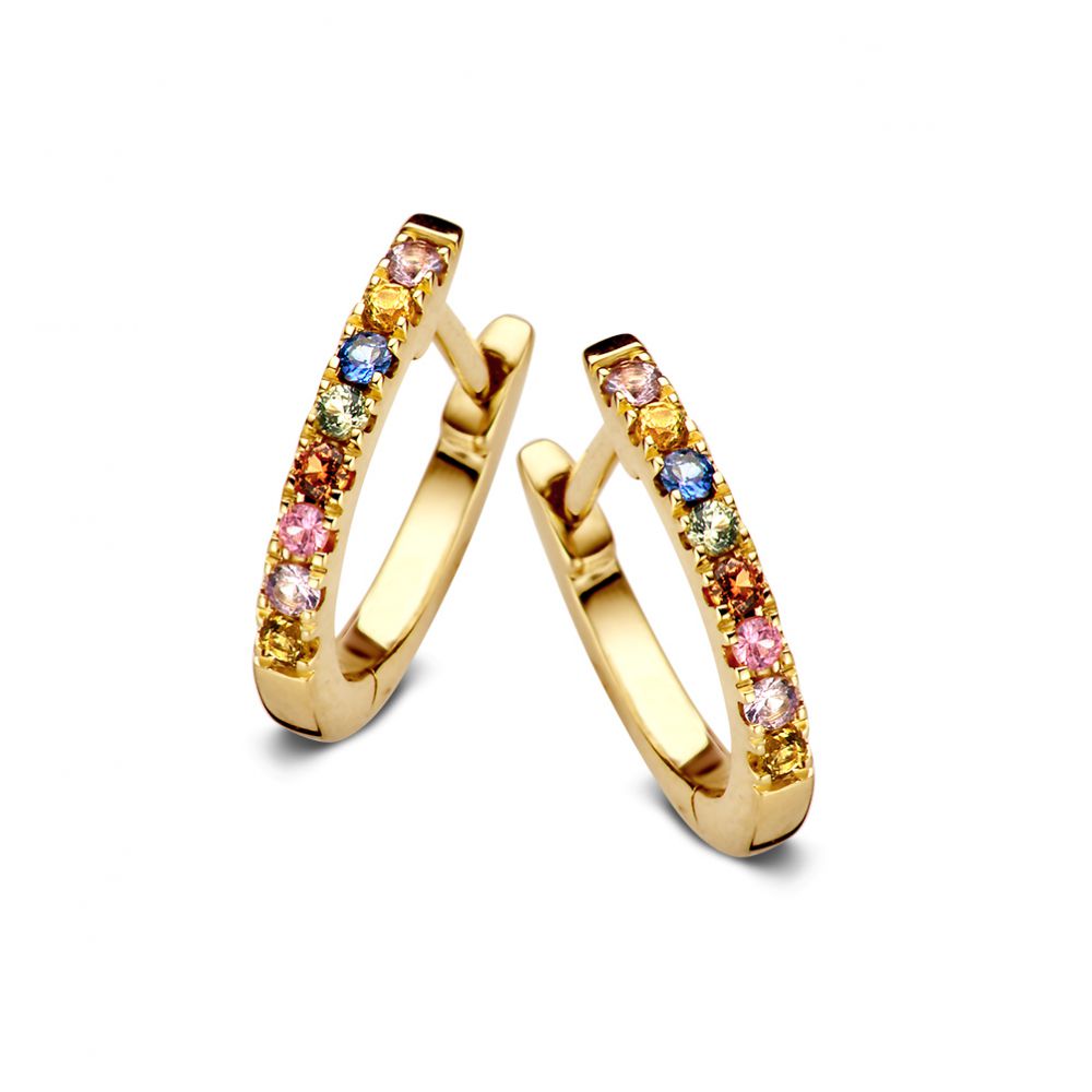 Aros de oro amarillo con zafiros de colores en un diseño curvado y brillante.