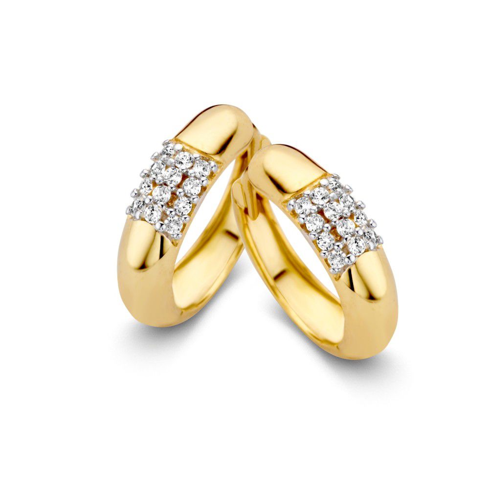 Aros de oro amarillo con zirconias brillantes, forma redondeada y acabado pulido.