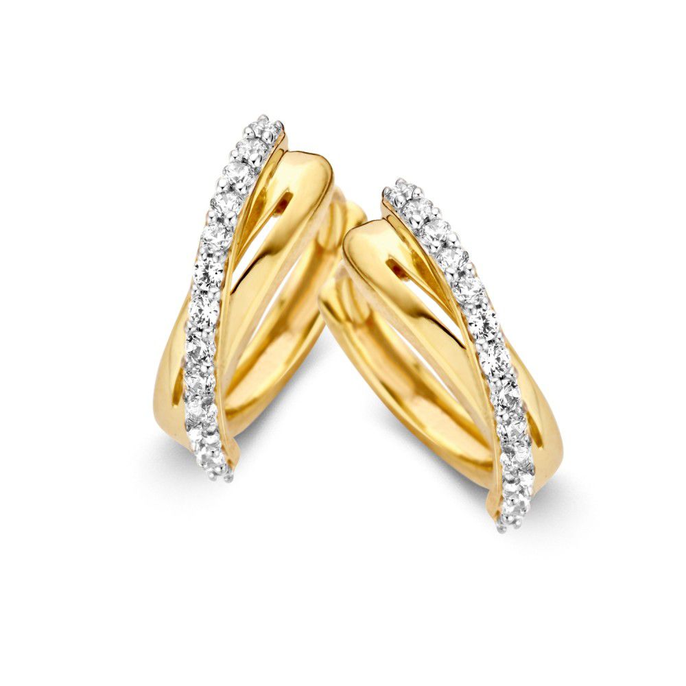 Aros de oro amarillo elegantes con circonitas brillantes en un diseño ondulado.