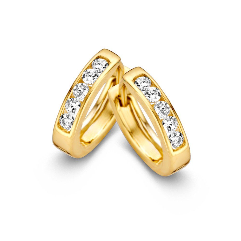 Aros de oro amarillo refinados con circonitas brillantes en la parte frontal.