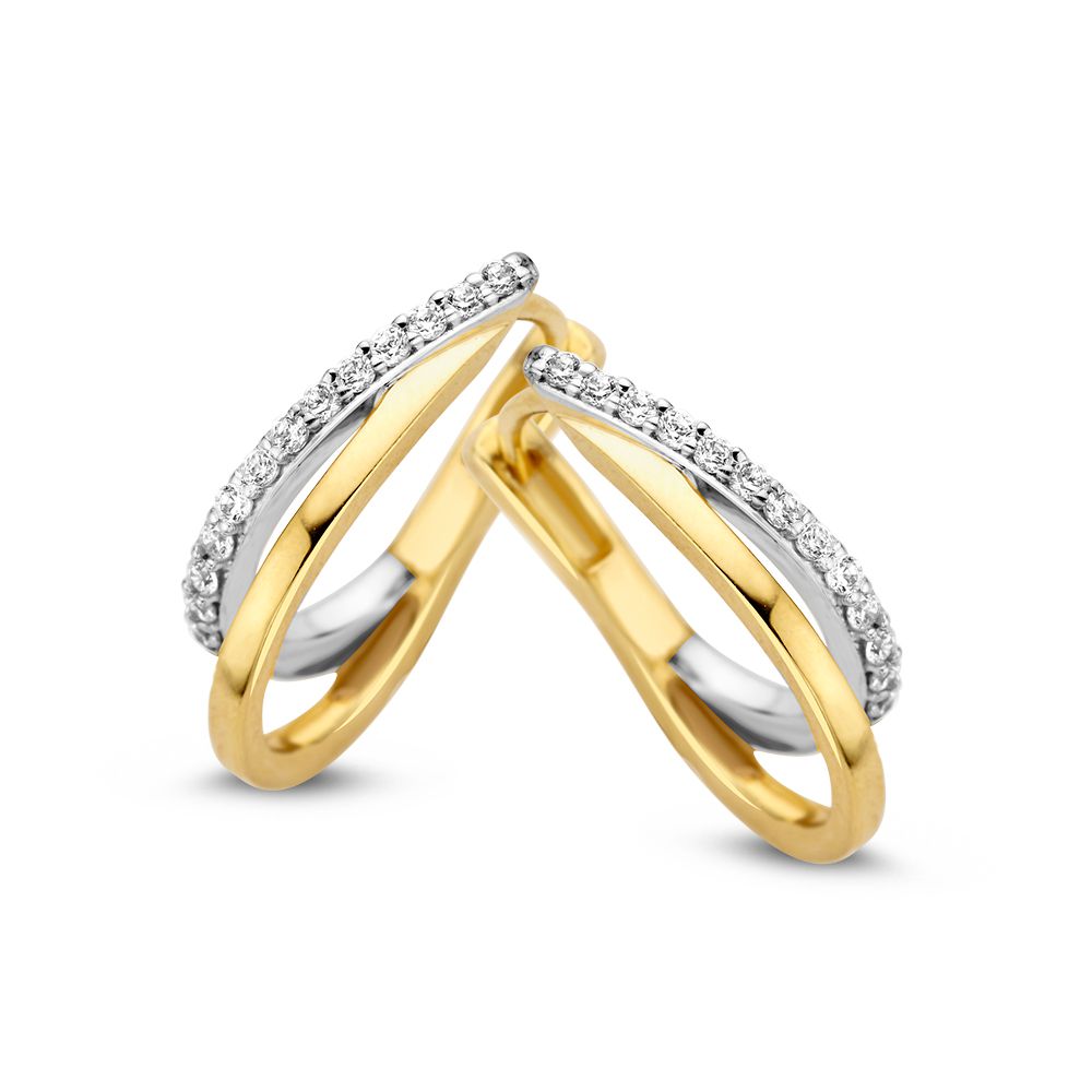 Aros de oro con bandas asimétricas y circonitas, diseño moderno con brillo elegante.