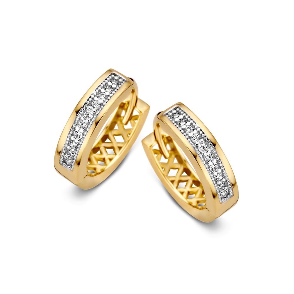 Aros de oro amarillo elegantes con circonitas en engaste moderno.
