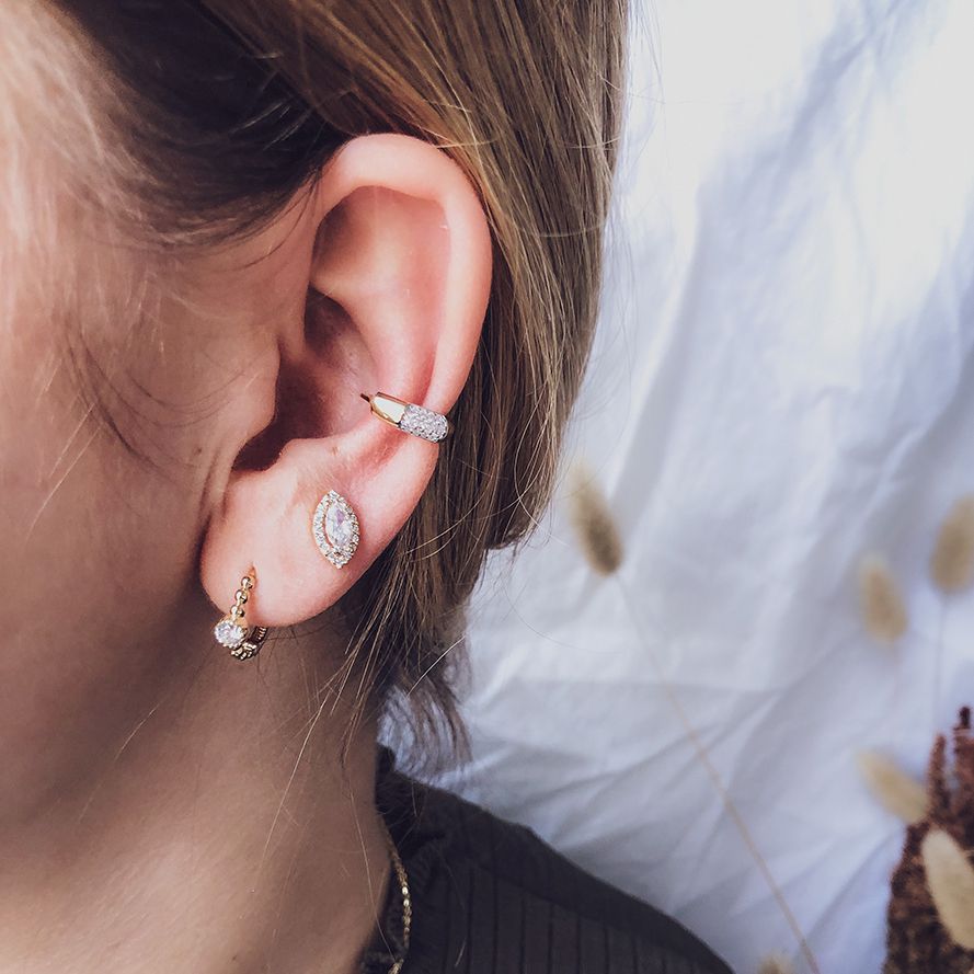 Aros de oro amarillo con bolitas de oro y circonitas - lujo sutil y elegancia juguetona