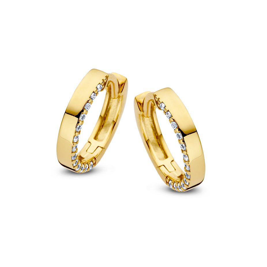 Aros de oro amarillo brillantes con circonitas, con un diseño moderno y un acabado pulido.