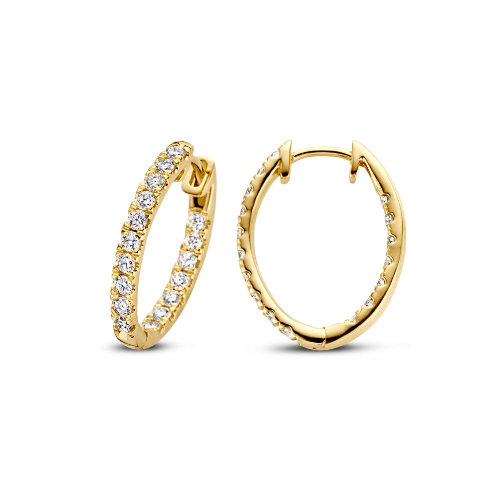 Aros de oro amarillo con diamantes, diseño ovalado y brillante.