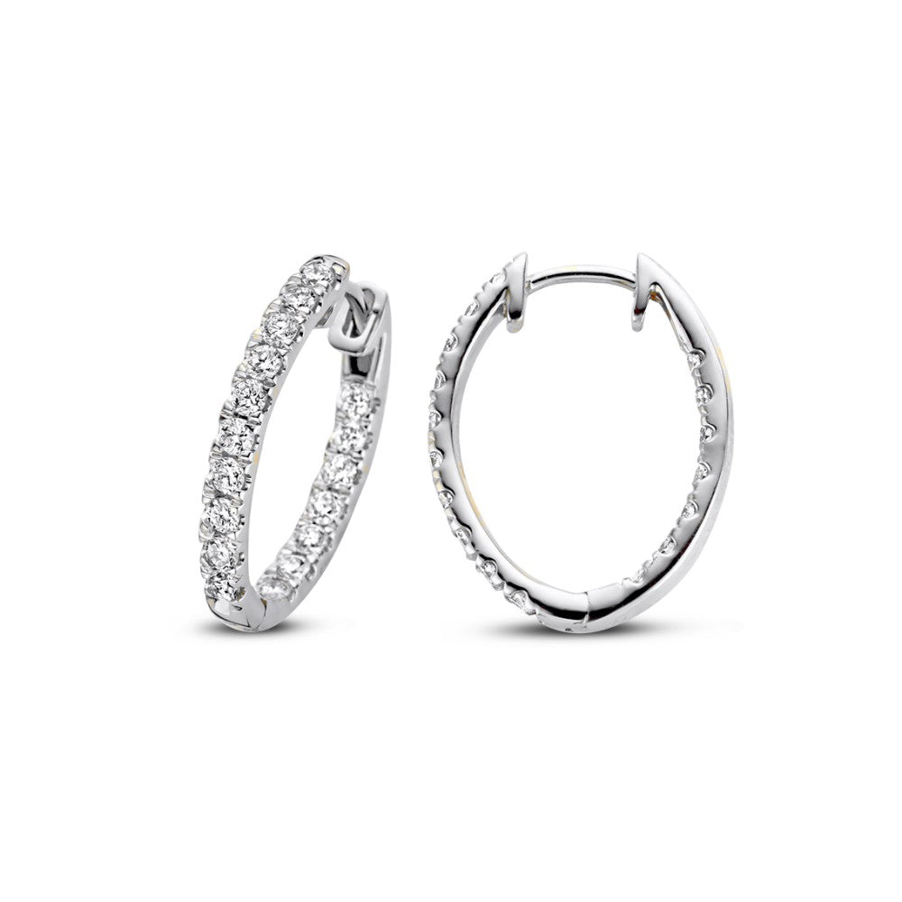 Aros de oro blanco con diamantes, diseño ovalado y brillante.
